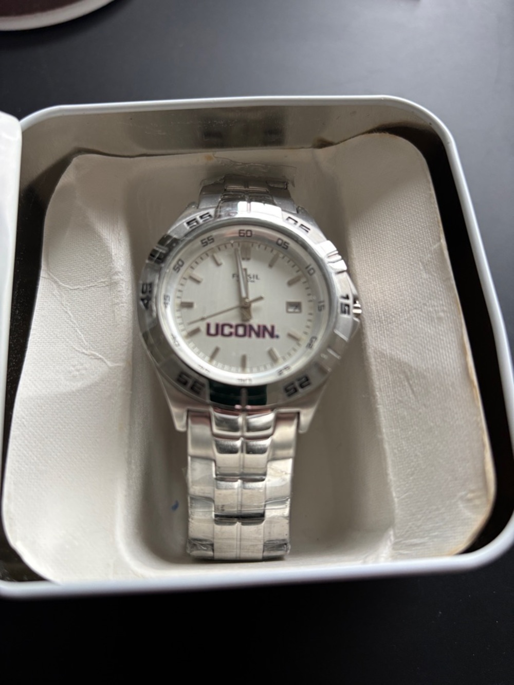 Fossil UConn silver watch in tin
